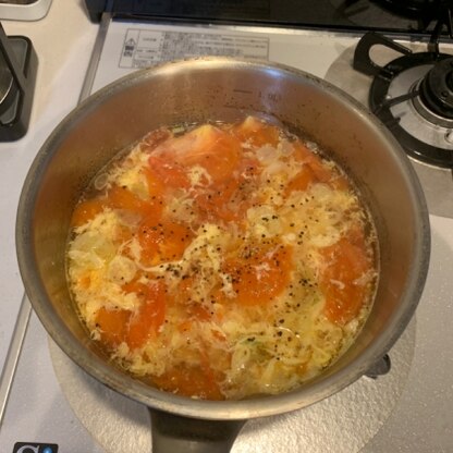 トマトが余っていたので作ってみました。熱を通す料理なので少し古くなったトマトでも大丈夫でした。とても簡単に作れて、美味しかったです。。